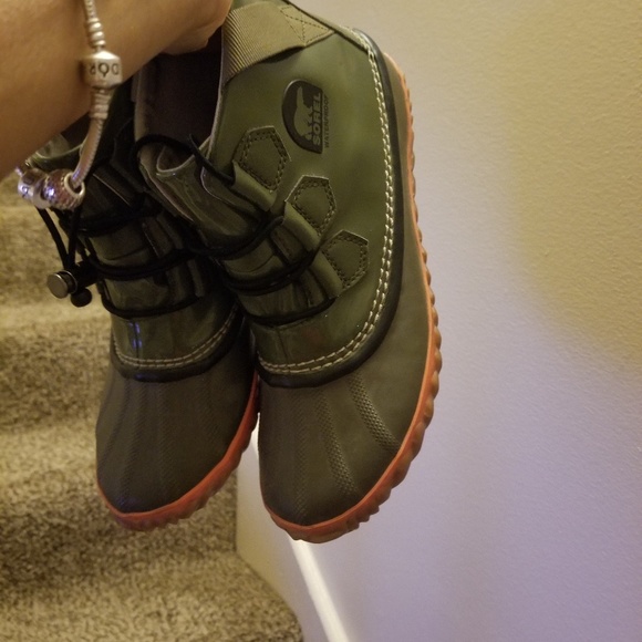 sorel gloss rain boot